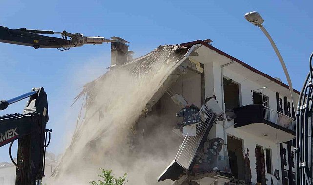 Malatya'da ağır hasarlı binaların yıkımı sürüyor