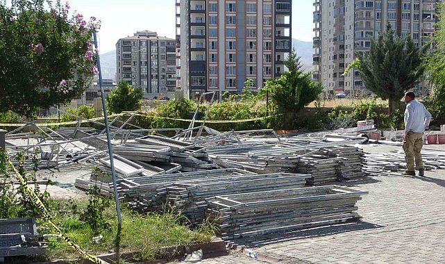 Malatya'da inşaat iskelesi çöktü: 3 işçi ağır yaralandı