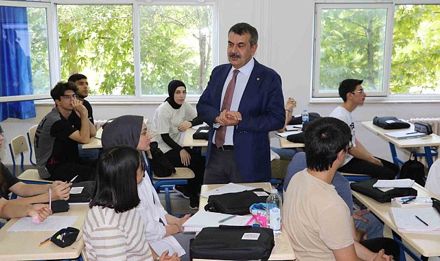 Milli Eğitim Bakanı Tekin, öğrencilerle bir araya