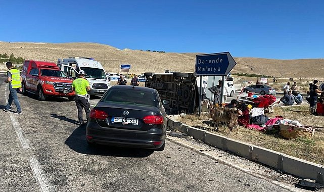 Minibüs ile otomobil çarpıştı: 12 yaralı