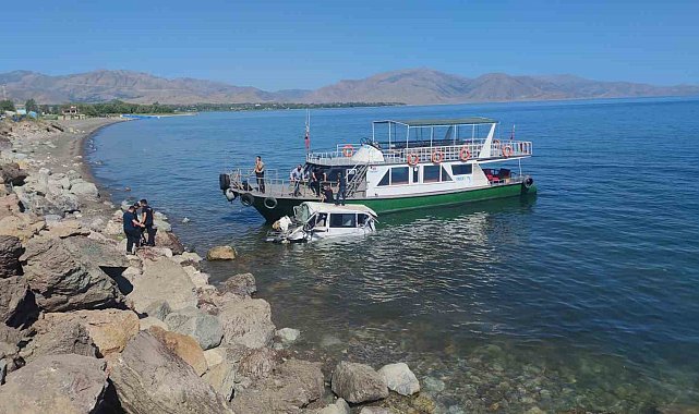 Minibüs Van Gölü'ne uçtu: 11 yaralı