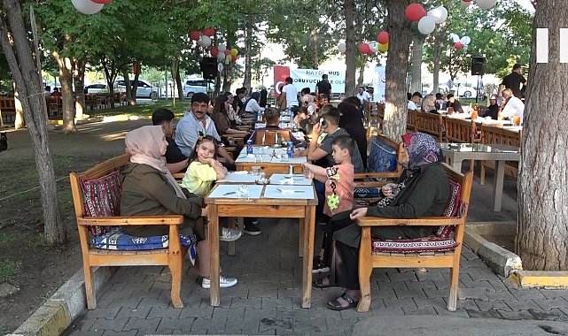 Muş'ta koruyucu aileler yemekte bir araya geldi