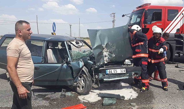 Otomobil ile hafif ticari araç çarpıştı: 3 yaralı