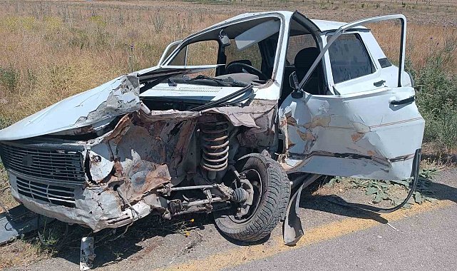 Otomobiller kafa kafaya çarpıştı: 2 yaralı