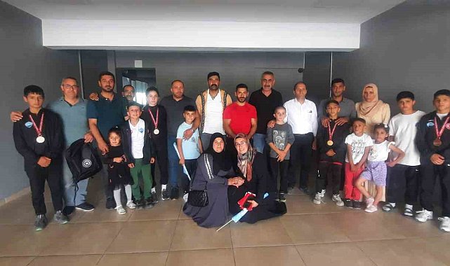 Şampiyon güreşçilere Eleşkirt'te coşkulu karşılama