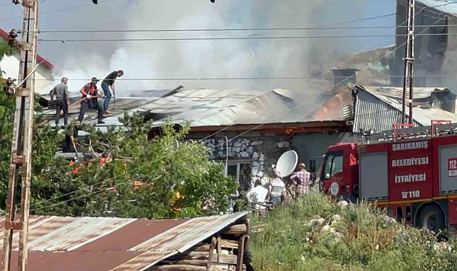 Sarıkamış'ta bir ev yanarak kül oldu