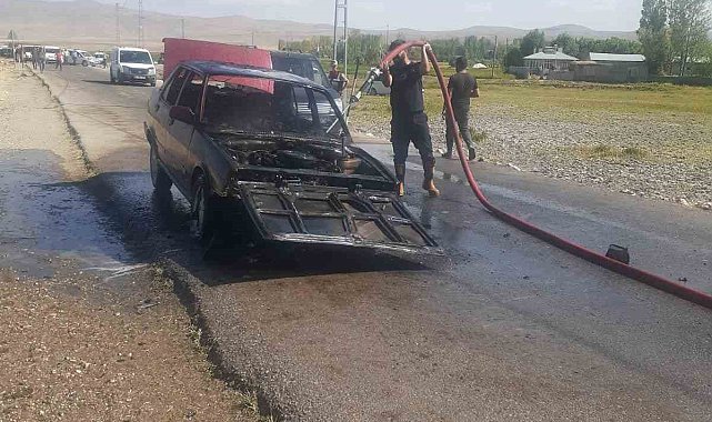 Seyir halindeki otomobil yanarak kullanılamaz hale geldi