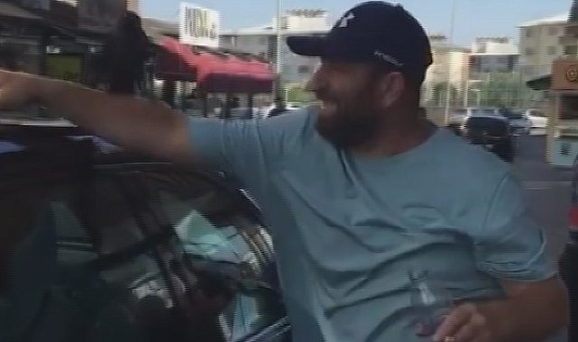 Sıcaktan bitkin düşen kargayı su dökerek serinletti