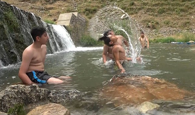 Sıcaktan bunalan çocuklar çareyi çayda serinlemekte buldu