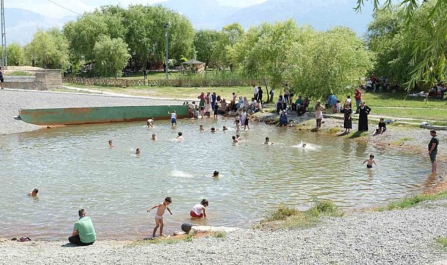 Sıcaktan bunalan vatandaşlar Ekşisu'daki havuzda serinledi
