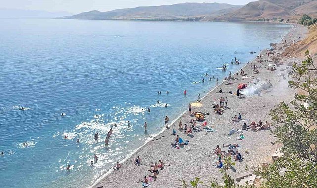 Sıcaktan bunalanlar Van Gölü sahiline akın etti