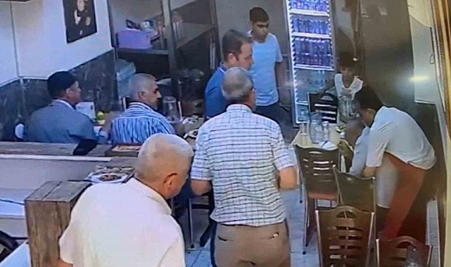 Soluk borusuna yemek kaçan müşterisini 'Heimlich' ile kurtardı