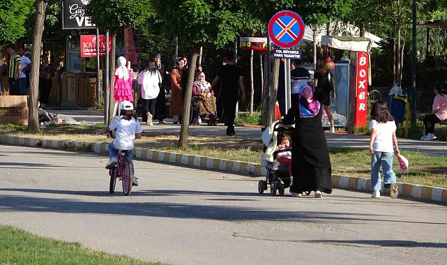 Tatvan sahili tatilcilerin uğrak mekanı oldu