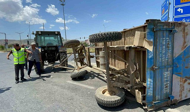 Tatvan'da tır ile traktör çarpıştı