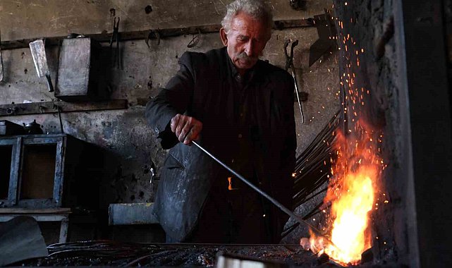 Tek güzünü verdiği demircilik mesleğini 73 yıldır usanmadan yapıyor