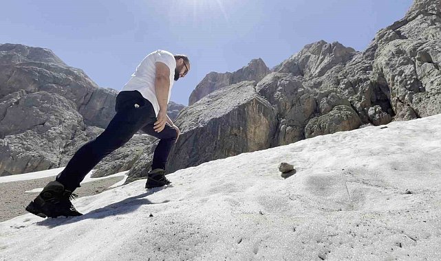 Temmuz ayında karlı yamaçları tırmandılar, buz gibi suya girerek serinlediler
