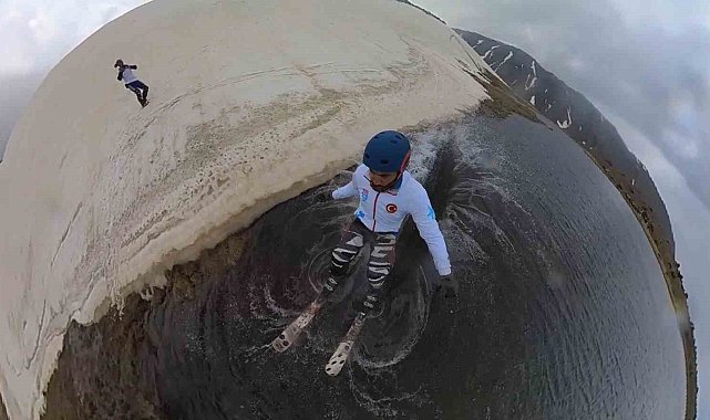 Temmuz ayında kayak yaparak gölün üzerinden geçti