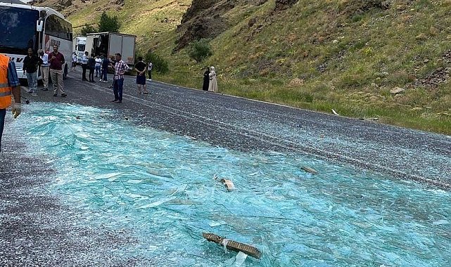 Tırın çadırı açıldı, cam kırıkları yola saçıldı