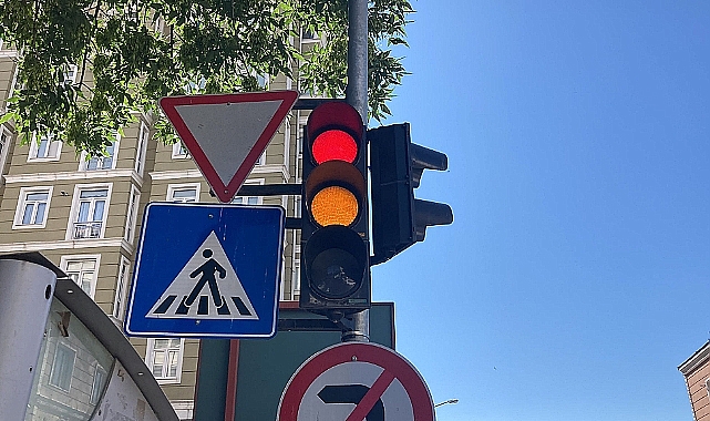 Trafik lambaları sürücülere zor anlar yaşatıyor