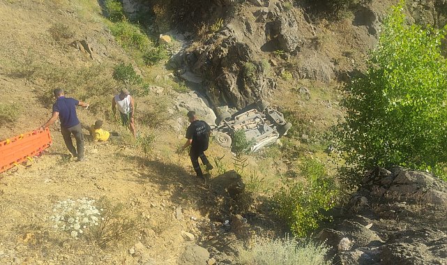 Tunceli'de araç şarampole devrildi: 1'i ağır 2 yaralı