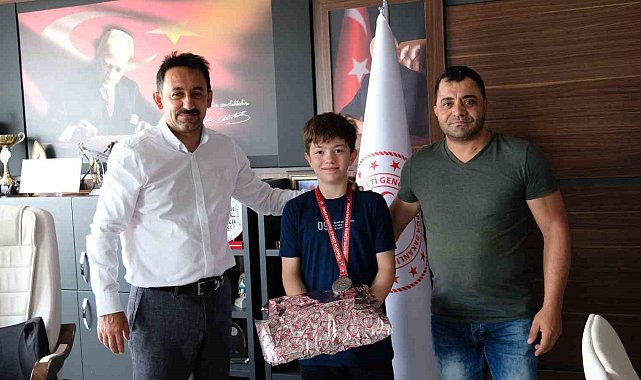 Türkiye ikincisi olan Erzincanlı güreşçiye Gençlik ve Spor İl Müdürü Mumcu'dan hediye takdimi