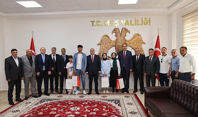 Vali Gündüzöz, YKS ve LGS'de dereceye giren öğrencileri ödüllendirdi