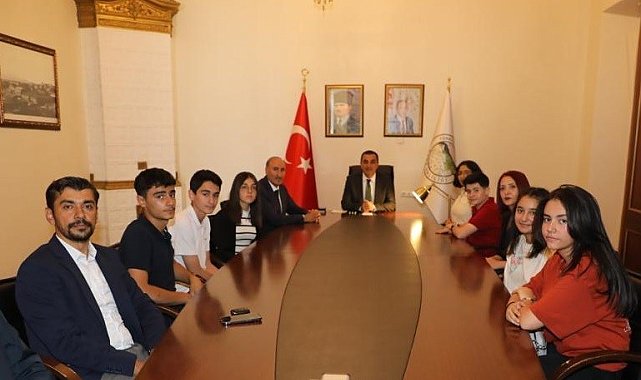 Vali Öksüz, başarılı öğrencileri makamında ağırladı