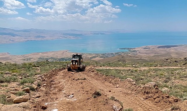 Van Büyükşehir Belediyesi yol çalışmalarını sürdürüyor