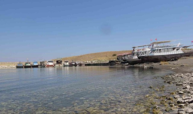 Van Gölü'nde 10 balıkçı barınağının kuraklıktan etkilendiği tespit edildi
