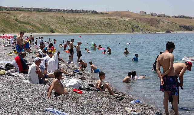 Van Gölü'nün mavi bayraklı plajında hafta sonu yoğunluğu