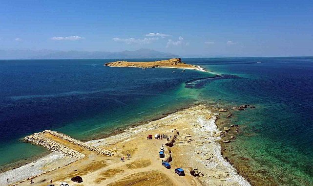 Van Gölü'nün tuzlu ve sodalı sularında kulaç attılar