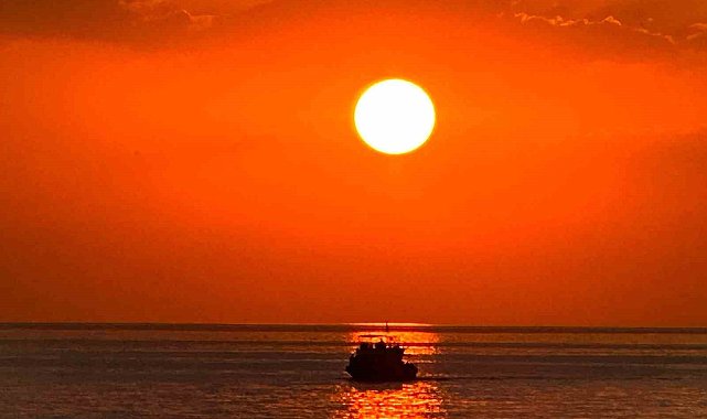 Van'da gün batımı hayran bırakıyor