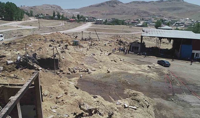 Van'daki büyük yangının hasarı gün ağarınca ortaya çıktı
