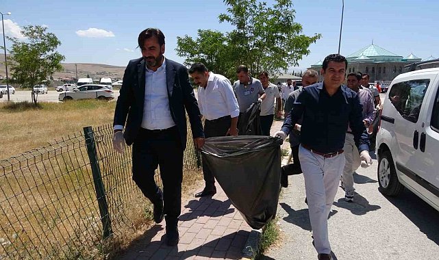 Van'daki hastane yöneticileri çevre temizliği yaptı