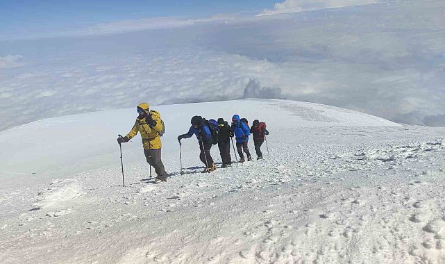 Yabancı turistler Ağrı Dağı zirvesinde