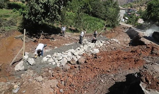 Yağışlardan dolayı yıkılan duvar yapılmaya başlandı