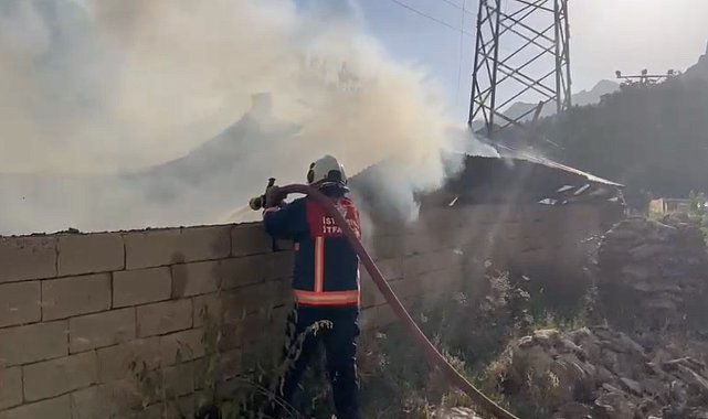 Yüksekova'da ahır yangını