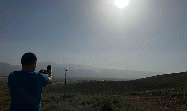 Yüksekova'da dağlar toz bulutu altında kayboldu