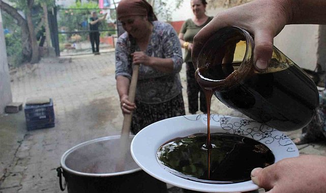 Yüzyıllardır süren geleneksel yöntemlerle pekmez yapımı