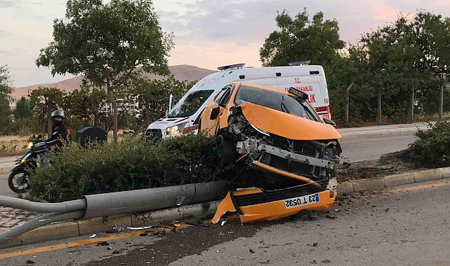 3 araca çarptı kaçtı, refüje çıkıp direği devirdi: 1 yaralı