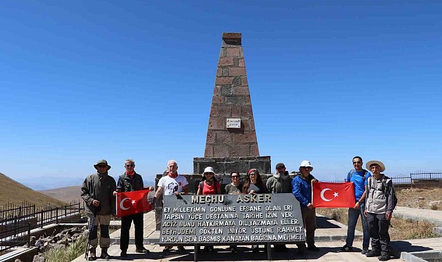30 Ağustos anısına 90 bin şehidin yattığı Allahuekber Dağı zirvesine yürüyüş