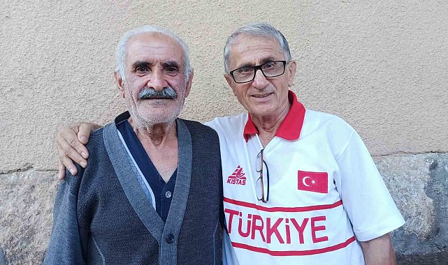 56 yıl önce askerlik yaptığı ilçeyi ziyaret edip eski dostlarıyla buluştu