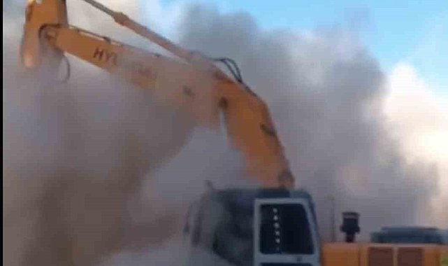 Ağır hasarlı bina tek dokunuşla yıkıldı, operatör kepçeyi bırakıp kaçtı