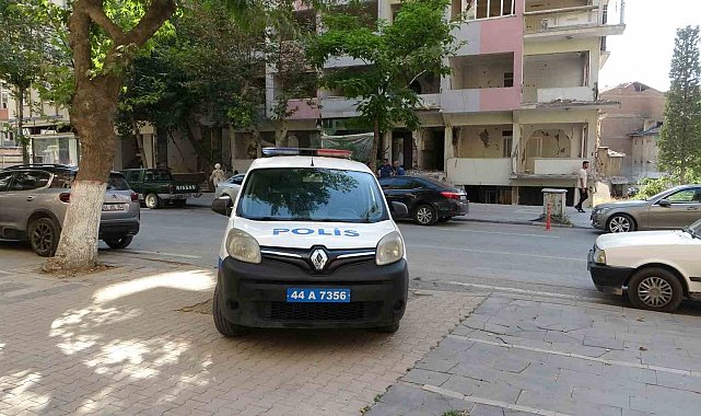 Ağır hasarlı binadaki asansörü sökmeye çalışan işçi 4'üncü kattan düştü