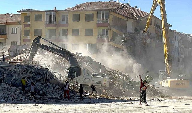 Ağır hasarlı binalardan canları pahasına demir topluyorlar