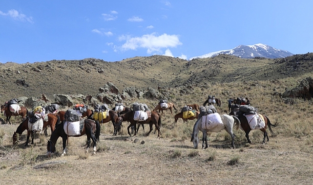 Ağrı Dağı eteklerindeki köylüler tırmanışa gelen dağcılara lojistik destek sağlıyor