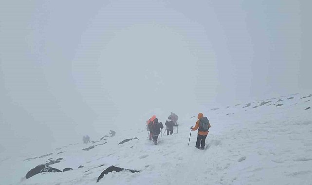 Ağrı Dağı turistleri ağırlamaya devam ediyor