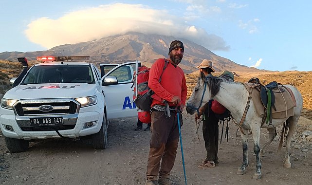 Ağrı Dağı'nda rahatsızlanan dağcı hastaneye kaldırıldı