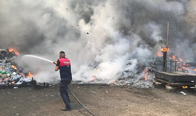 Ağrı'da çıkan yangında iş yeri küle döndü