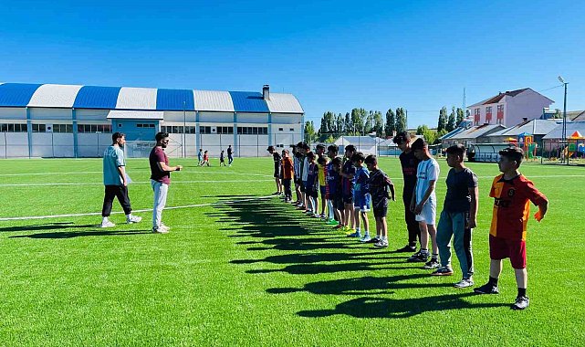 Ağrı'da GSB Spor Okulları projesi kapsamında öğrencilere spor eğitimi veriliyor